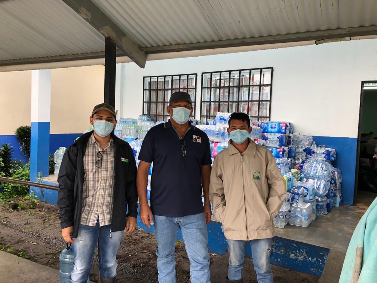 EdrianJaramillo's tweet photo. Quiero agradecer a todas las personas que han ayudado en el Distrito de Tierras Altas.
En especial a @GuillenOlmedoE que por 2 días estuvo brindándonos apoyó con donaciones y su tiempo.
En la comunidad de Paso Ancho.
Se le agradece enormemente su gesto.👏👏💪 https://t.co/nNeqf9Nfvz