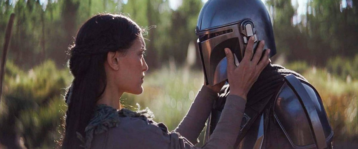 I'm seeing a lot of people arguing over the Helmet Mandate in  #TheMandalorian   and calling canon Mando characters who don't wear helmets "fake Mandalorians."So let's go through what we know.Din Djarin tells Omera that he's been wearing a helmet since he was a child.