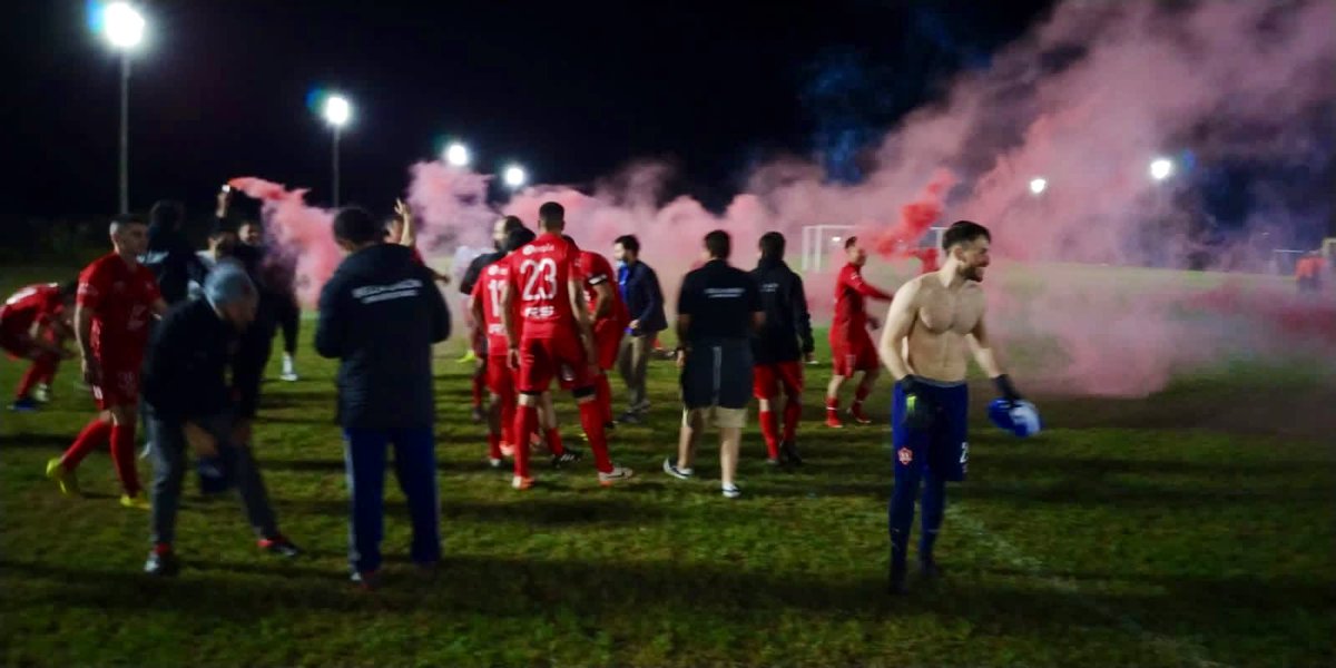 LUD_Oficial's tweet photo. #Fútbol | ¡Felicitaciones a @BellaUnionU Campeón de la Divisional “G” de Mayores! 

Tras ganar en la hora su partido pendiente con Mitre, los del norte se proclamaron campeones de forma anticipada. ¡Felicitaciones! 🔴🏆🔴 https://t.co/Sbd4y7mfUO