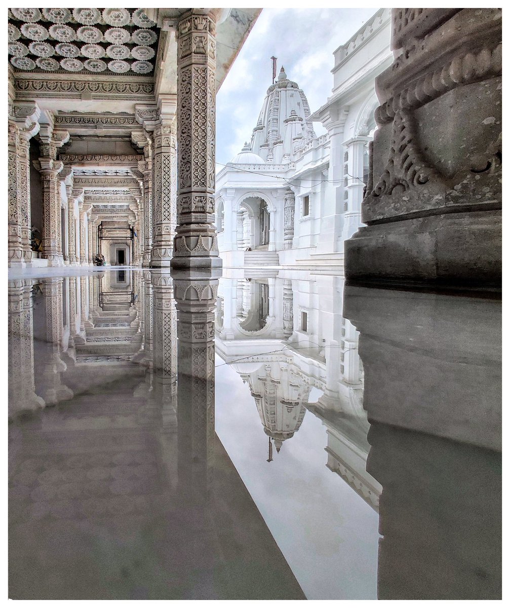 prithvi525's tweet photo. #Tirthankars are Dharma Chakravartins who establish the Tirtha(path to cross ocean of births&amp;deaths)

In the past, when someone used to accept the teachings of Tirthankars, they used to utter 'Be happy'

The reason to this was that only Dharma is the way to happiness.

#Jainism https://t.co/GhAwVSyZwe