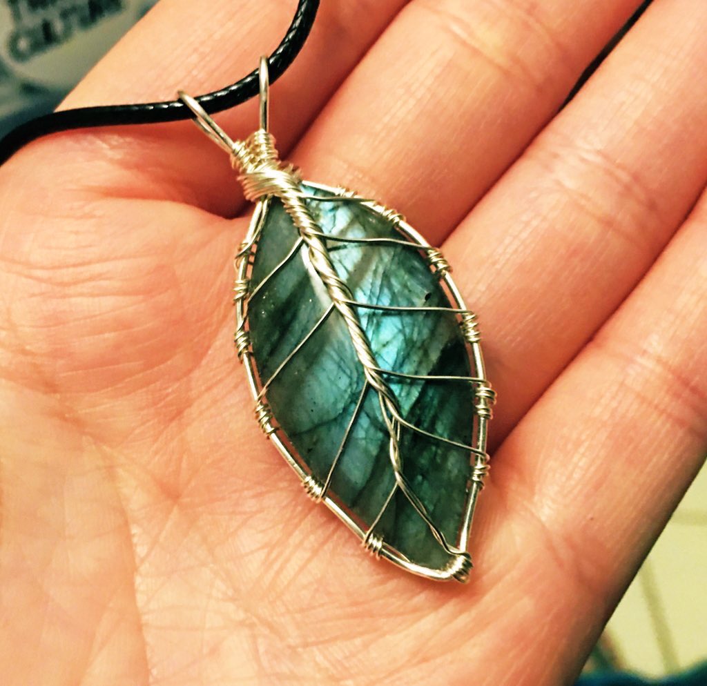 SpacegoatD's tweet photo. just finished this labradorite leafy boii, open for more custom orders :) dm if you want anything made 🪐🐐💫 https://t.co/D1CD75EttQ