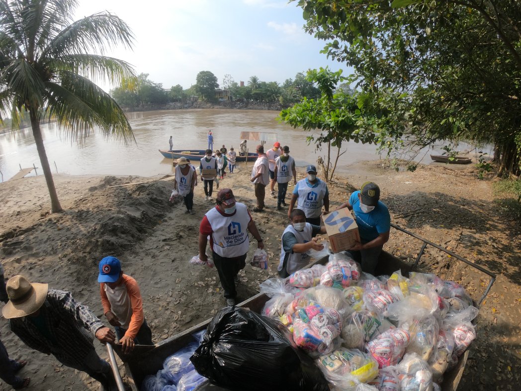 CasaDeDios's tweet photo. #CasaDeDios entrega 14 toneladas de ayuda a Guatemaltecos afectados por ETA en el departamento de Izabal. Esto incluye alimentos no perecederos, artículos de higiene personal, ropa y colchones, entre otros.

¡Muchas gracias por sumarse! #GuateAyudaAGuate https://t.co/SdLEVpyniB