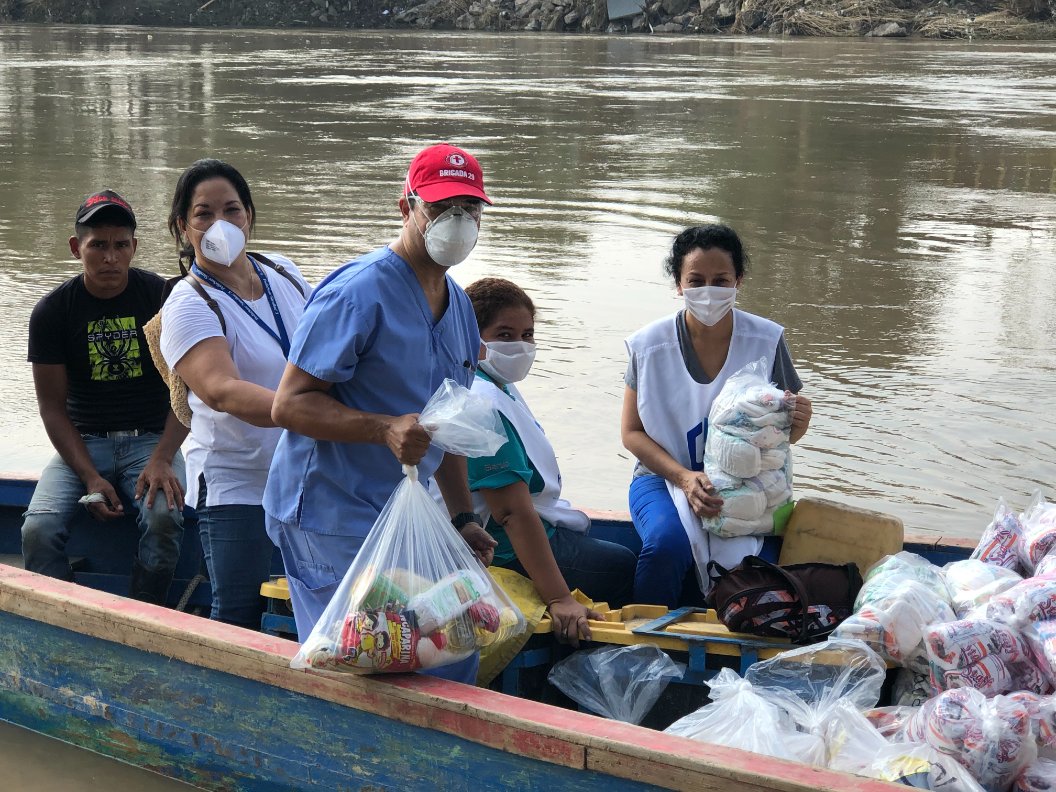 CasaDeDios's tweet photo. #CasaDeDios entrega 14 toneladas de ayuda a Guatemaltecos afectados por ETA en el departamento de Izabal. Esto incluye alimentos no perecederos, artículos de higiene personal, ropa y colchones, entre otros.

¡Muchas gracias por sumarse! #GuateAyudaAGuate https://t.co/SdLEVpyniB