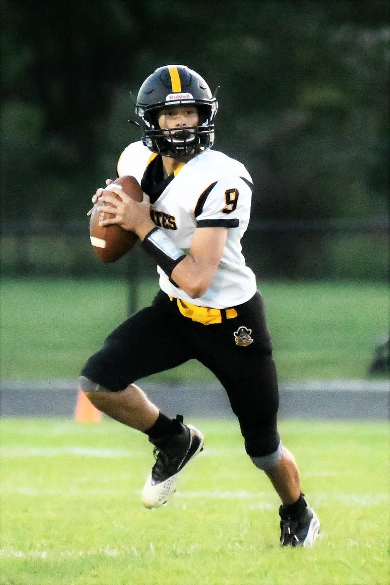 TylerDennisPE's tweet photo. So proud of my QB gang‼️ Not only are these dudes good football players they are great young men that are going to make awesome husbands & dads someday‼️ Thank you guys for allowing me to coach you.. Love you guys🏴☠️ #RiverFootball #QBGang @and0n0neal92 @alex57620668 https://t.co/VHKoXZtSL2