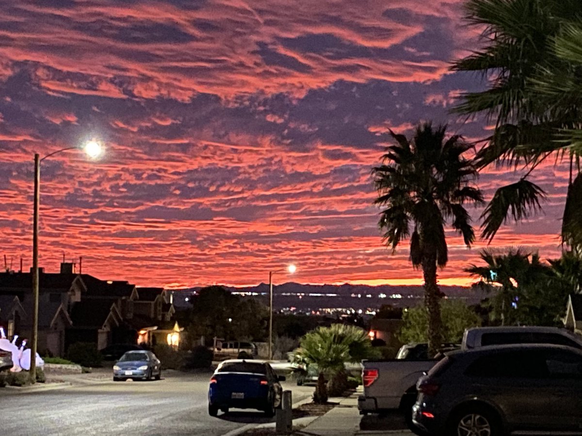 jjtorres72's tweet photo. Looking west from outside my garage. I do love my city. #915life https://t.co/510TQF8J6r