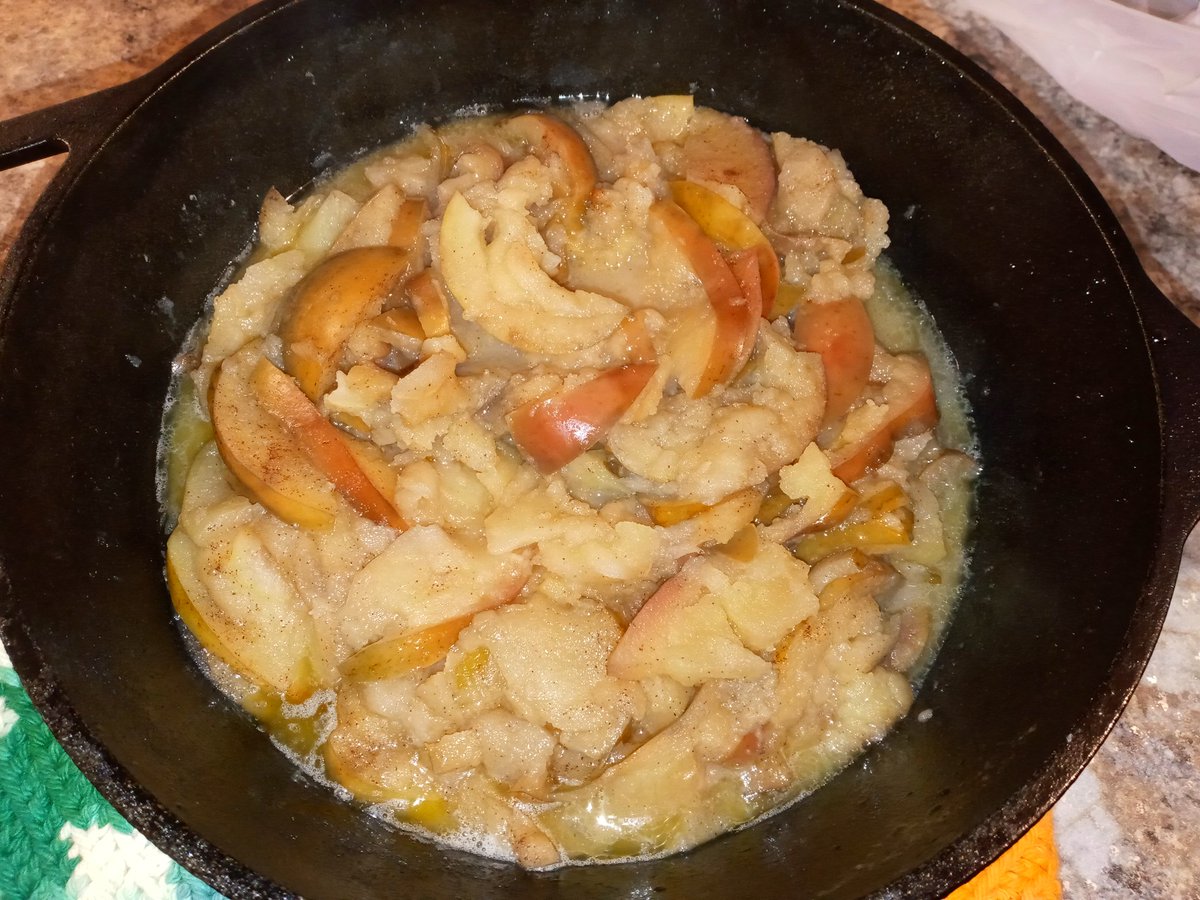 AGuyOnTw_tter's tweet photo. #CastIron #CookedApples #RoastAndCarrots
#Slaw #CreamedPotatoes
#SupperIsServed https://t.co/Fq3FCO0gZs