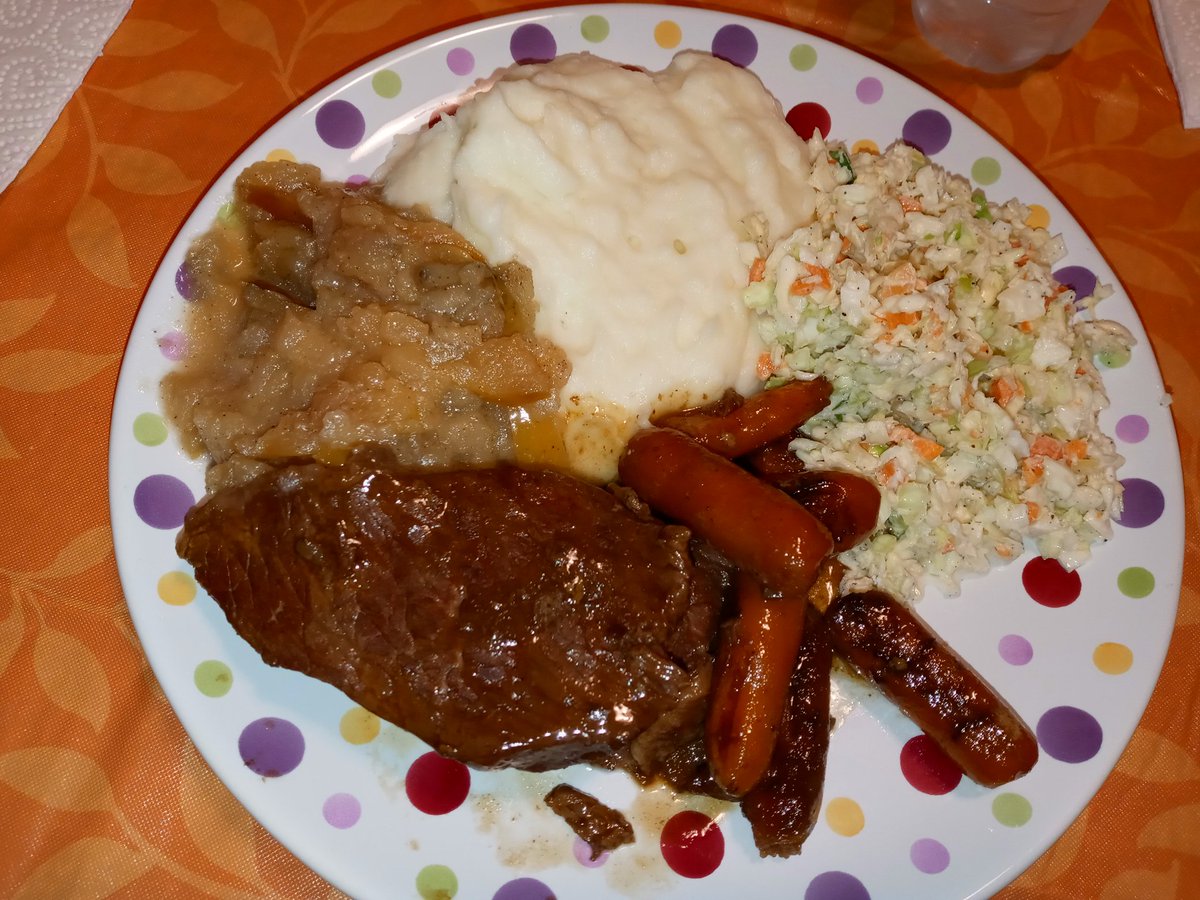 AGuyOnTw_tter's tweet photo. #CastIron #CookedApples #RoastAndCarrots
#Slaw #CreamedPotatoes
#SupperIsServed https://t.co/Fq3FCO0gZs
