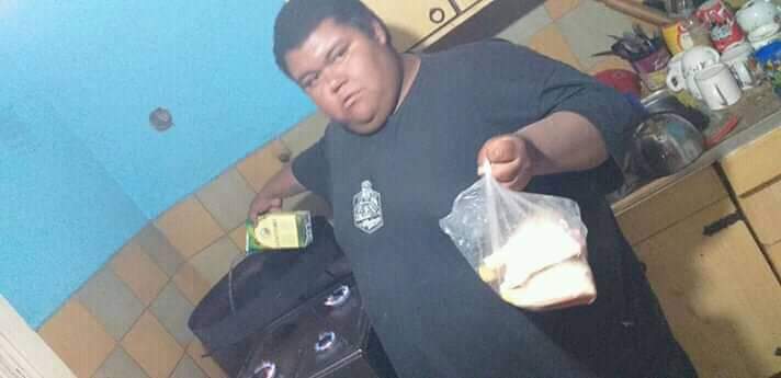 notafaso's tweet photo. Cuando invitas a tu amigo a comer y ves que esta haciendo reir a tu novia https://t.co/gWzlJ0z7z2
