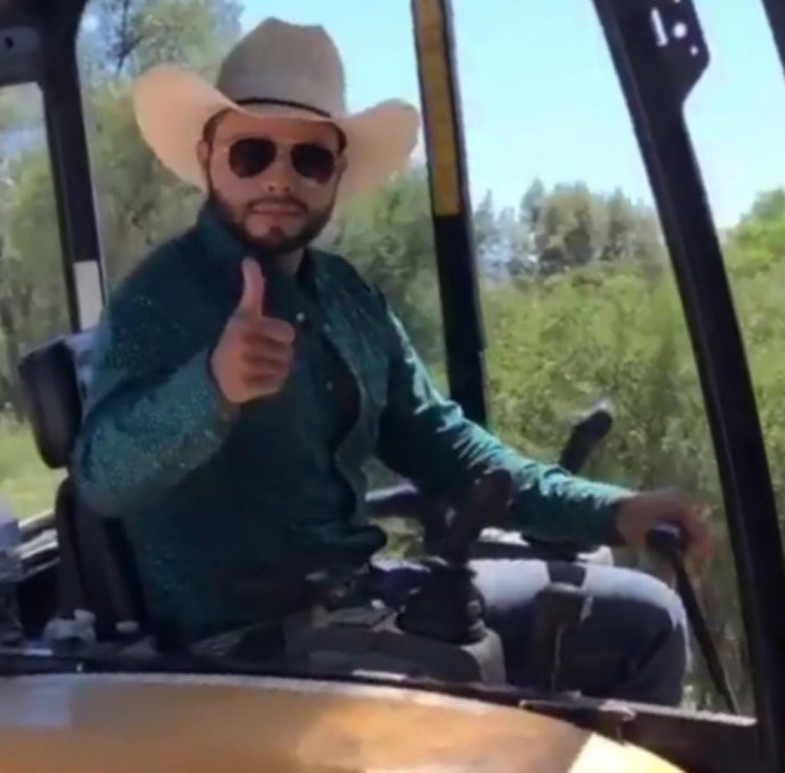 LAguilarOficial's tweet photo. Háganme memes con esta foto plis https://t.co/BuCigzGEkf