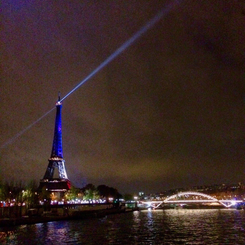 Alex_graphiste's tweet photo. Attentats de Paris #Bataclan #13novembre 

"Les méchants, c'est pas très gentil" https://t.co/53B7fmpkFM via @YouTube https://t.co/hpVGhp1xfy