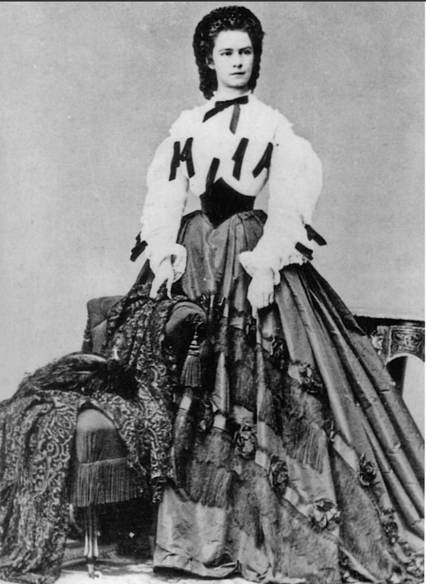 1850年代〜1890年代までの肖像画や写真が残るエリザベート皇后を見て