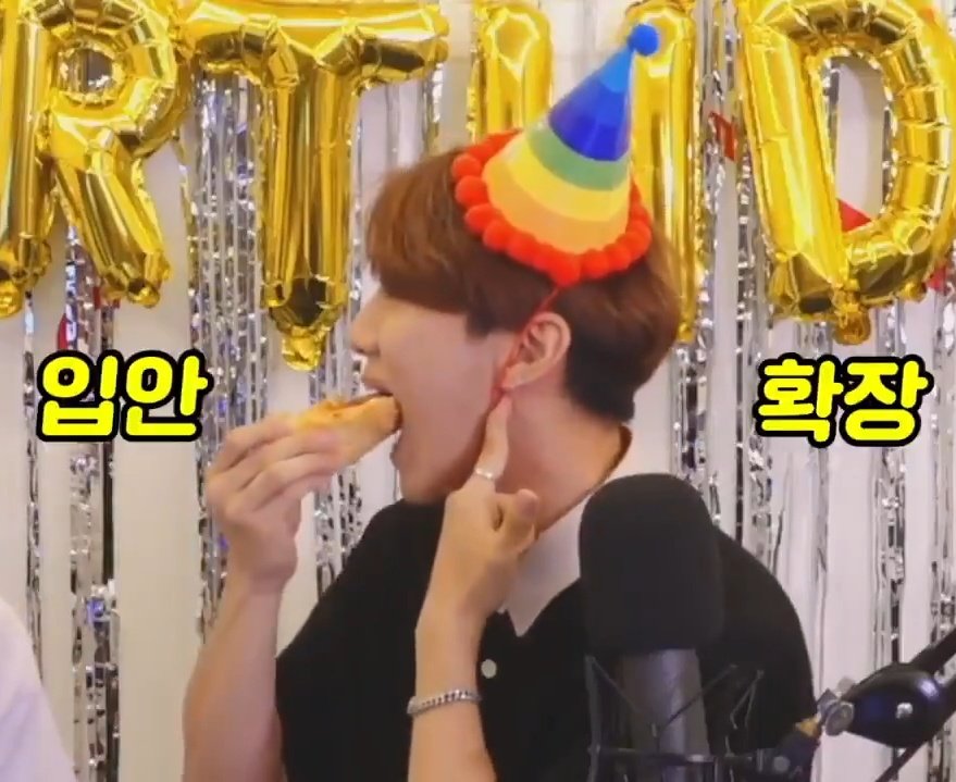 They both happy when eating! 