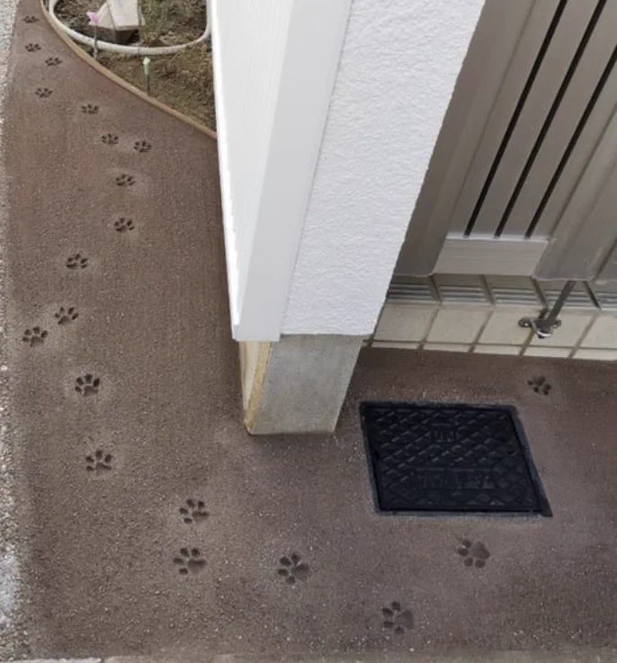 「猫の肉球立体スタンプ」！！セメントに捺されてとっても素敵な玄関が完成した！