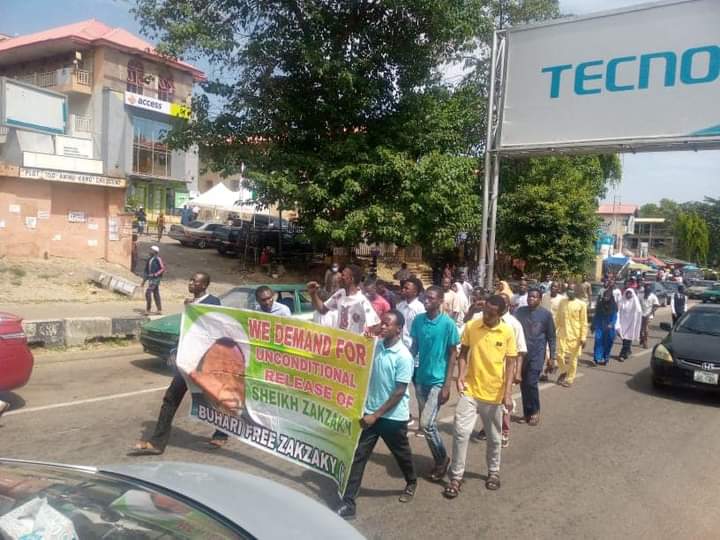 nigeriablogfa's tweet photo. اعتراضات روزانه برای آزادی شیخ زاکزاکی در ابوجا

Daily #FreeZakzaky protest in Abuja 

#Nigeria https://t.co/oblu0CKIkT