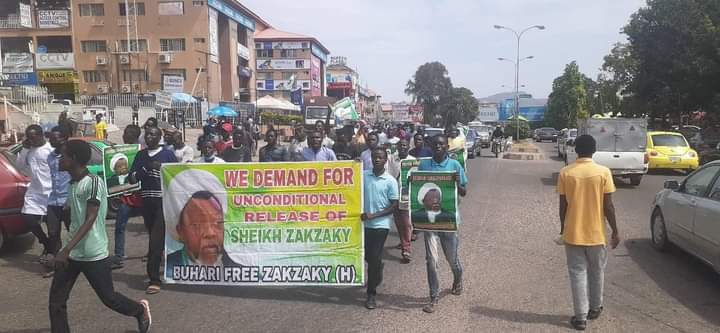 nigeriablogfa's tweet photo. اعتراضات روزانه برای آزادی شیخ زاکزاکی در ابوجا

Daily #FreeZakzaky protest in Abuja 

#Nigeria https://t.co/oblu0CKIkT