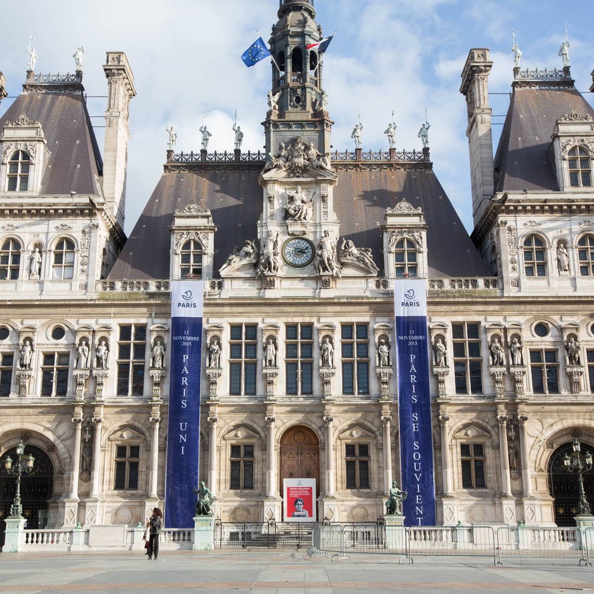 C'était il y a 5 ans, le 13 novembre 2015. Aujourd'hui, Paris se souvient.

Suivez à partir de 9h les cérémonies de commémoration ⬇

#FluctuatNecMergitur #13novembre2015