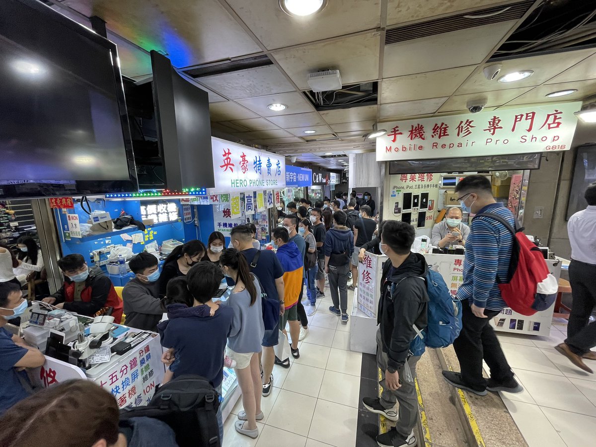 Whole world: lines up to buy iPhone 12 Max Hong Kong people: lines up to sell iPhone 12 Max