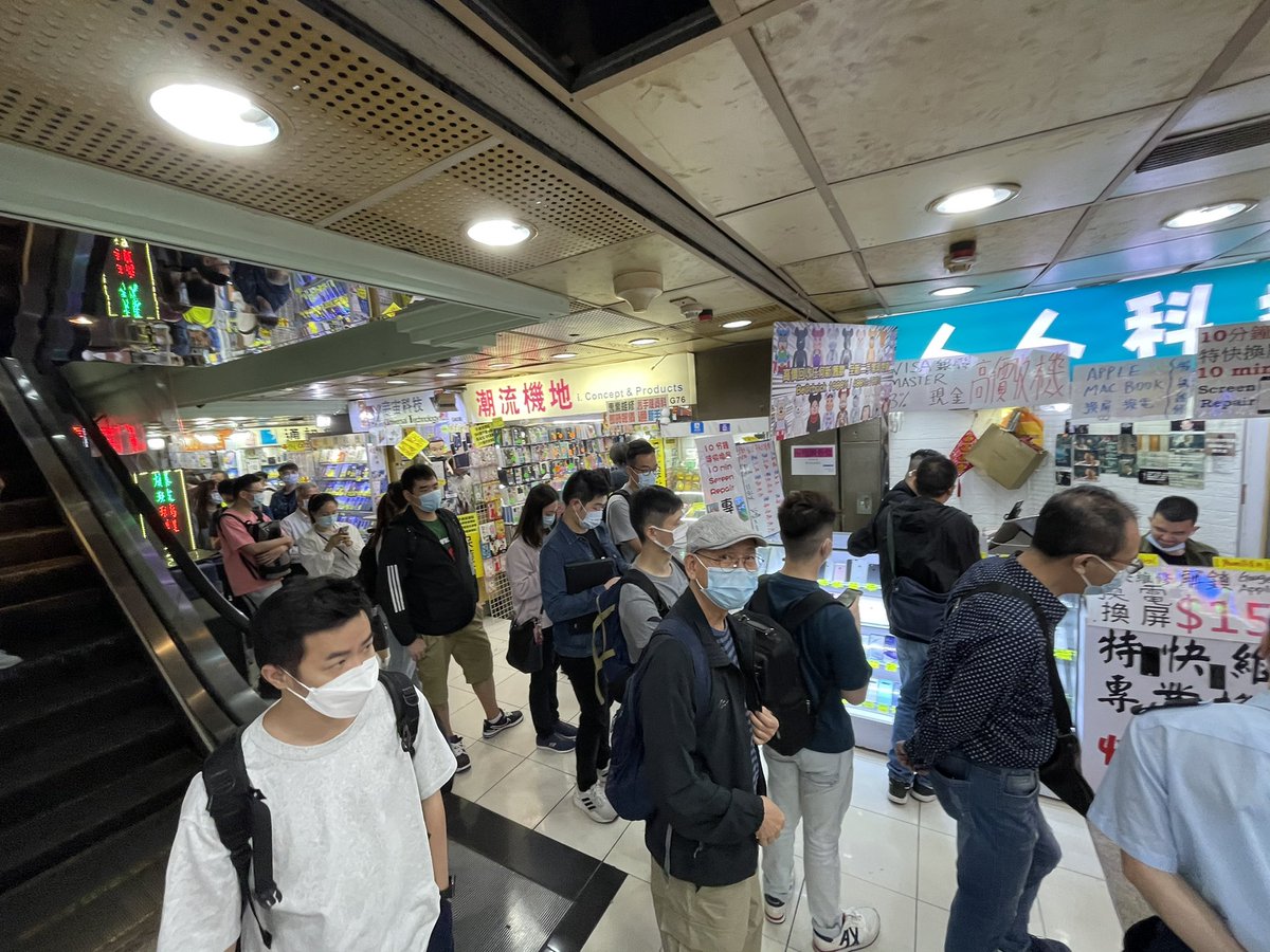 Whole world: lines up to buy iPhone 12 Max Hong Kong people: lines up to sell iPhone 12 Max