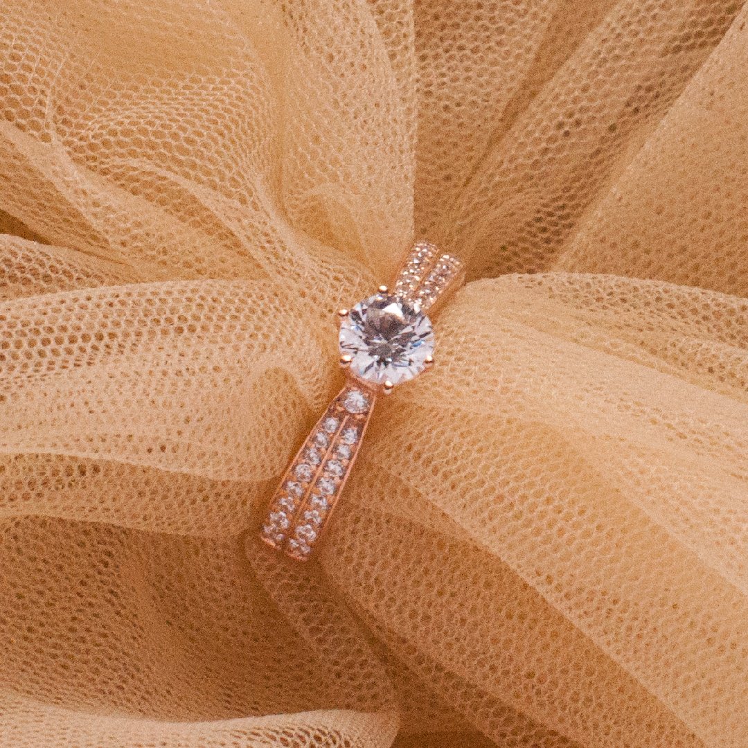 SunnyDiamond_4c's tweet photo. For the one who’s not afraid to maximize the sparkle. 
Channel-set gold ring with a double row of diamonds capped by an #InternallyFlawless central diamond. Enquire Now: https://t.co/SGgTAf7kVh

#LikeNoOther #CertifiedDiamondJewellery #conflictfreediamonds https://t.co/cqfVeNeclb