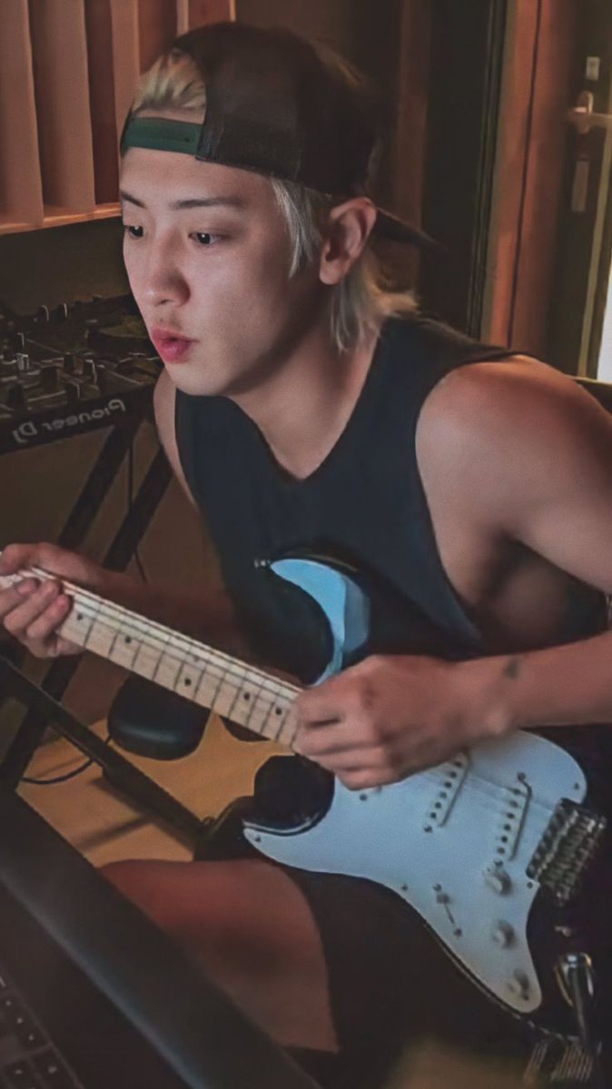 PunkGeisha_N's tweet photo. just make more music- produce- sing- rap collab- let loose that overwhelming genius within..

#CHANYEOL #MusicProdigy #EXO @weareoneEXO https://t.co/KQz0m0jYpq