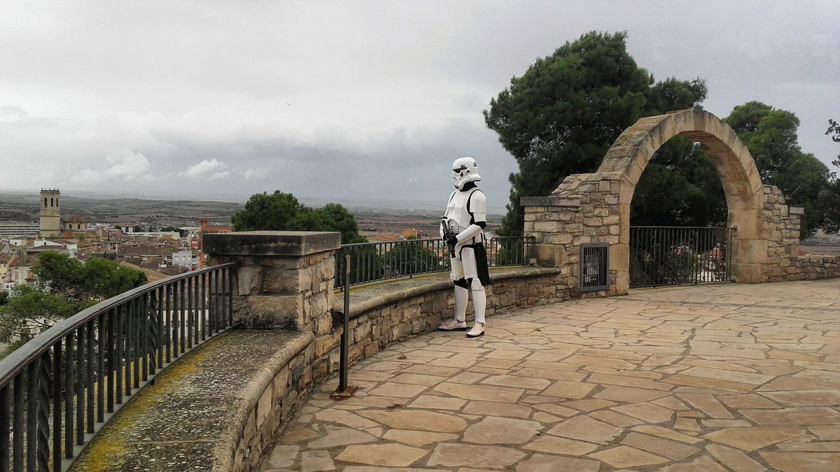 LluisAgea's tweet photo. Com trobo a faltar anar al cinema. Foto de quan els #stormtroopers visitaven #Tàrrega. #starwars #galacticTast https://t.co/8PVKQ9kRNG