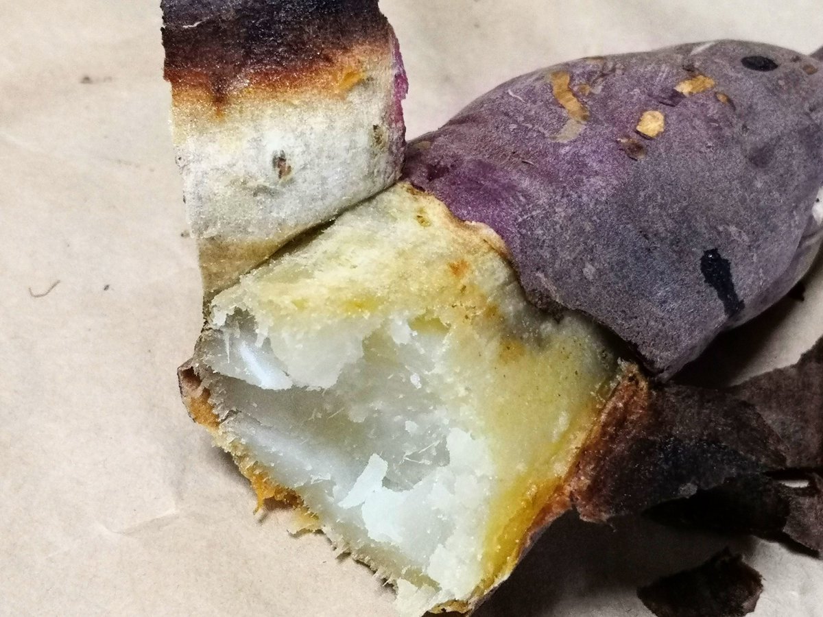 餃子くん シンプル呑み助 珍しい 白い紅はるか の焼き芋 加熱をしても透き通るような白さ 断面の色はまるで男爵いも みたいだけど 味はもちろん紛れもなくサツマイモ なんと言っても とっても甘くて激うまだよぅ 幻の芋 の割には普通に