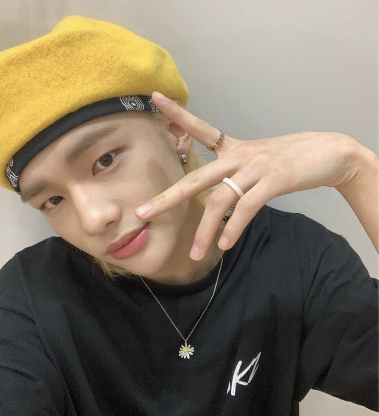 Hyunjin flower necklace deals