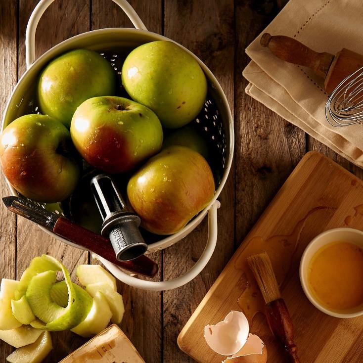 Bramley apples are large firm green cooking apples, sometimes with a flush of red. Their flesh is bright white and acidic, which softens wonderfully when cooked. We recommend them for apple pies, crumbles and stuffed whole. #classicvegbox #foodies #bramleyapples #cook #chef #pie