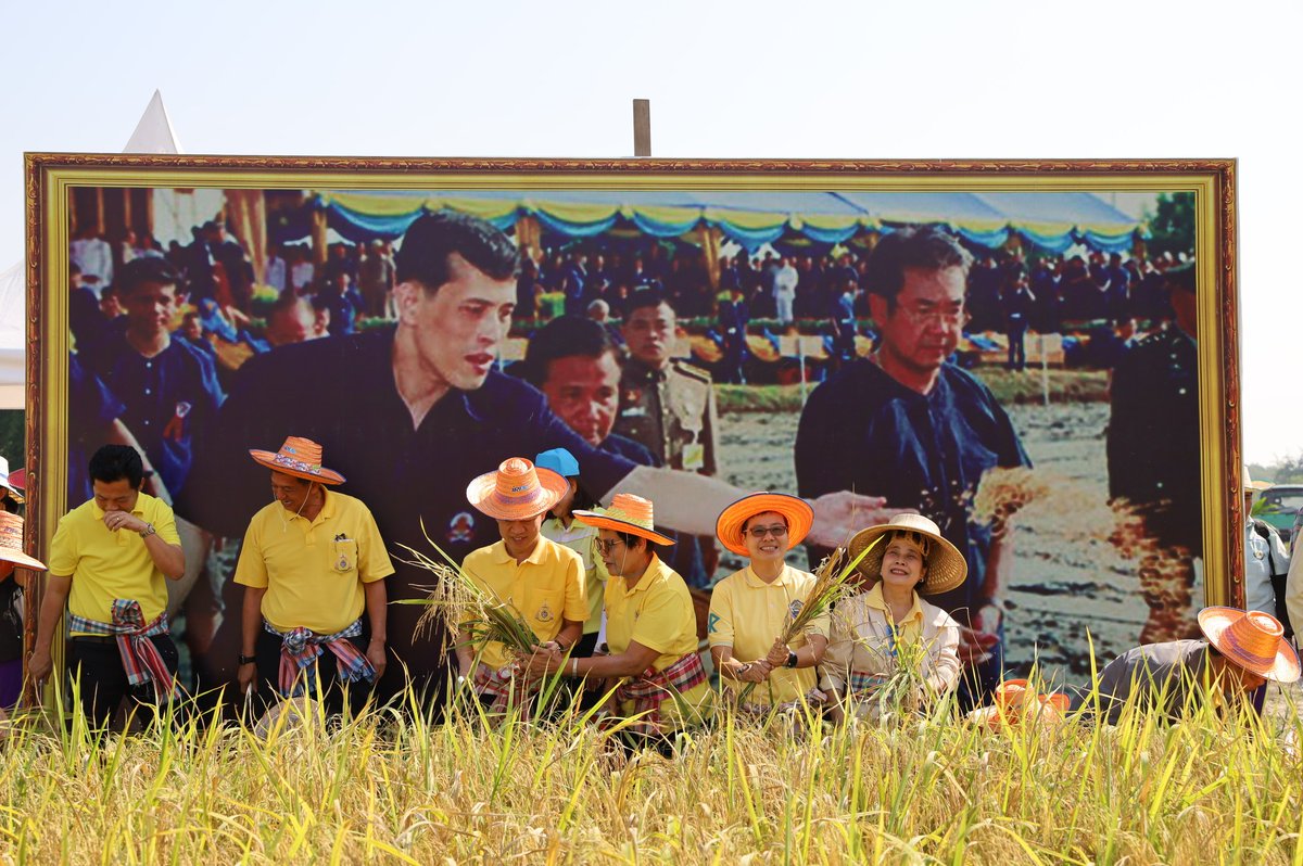 10THAILANDONLY's tweet photo. บ้านเรานั้นมีสิ่งสวยงามอยู่มากมาย ขนบธรรมเนียมประเพณีต่างๆ ล้วนแต่สวยงาม และน่าอนุรักษ์สืบสานเป็นอย่างยิ่ง
#ช่วยกันรักษาบ้านเราด้วยความดี
#เราจะเดินไปด้วยกันด้วยความรัก https://t.co/IdhhPGhbHD