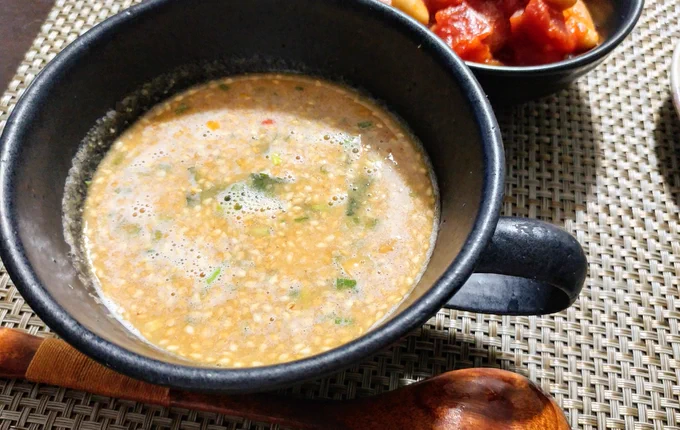 なんちゃって坦々スープ✨

胡麻スープにピーナツバターを足すと、まろやかな担々麺のスープになったので✨
辛味が足りないので、ラー油など足す事をオススメします✨

鶏がらスープの素が無ければ、シャンタンやチューブの中華だし系を使って頂ければと思います!

ご飯や春雨足すとまた美味しくて? 