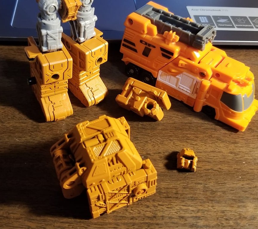 MoggyZpartuss's tweet image. ;)   #fireone #energon #drone #transformers #primeforce #soon #wait #holdyourhorses #patience