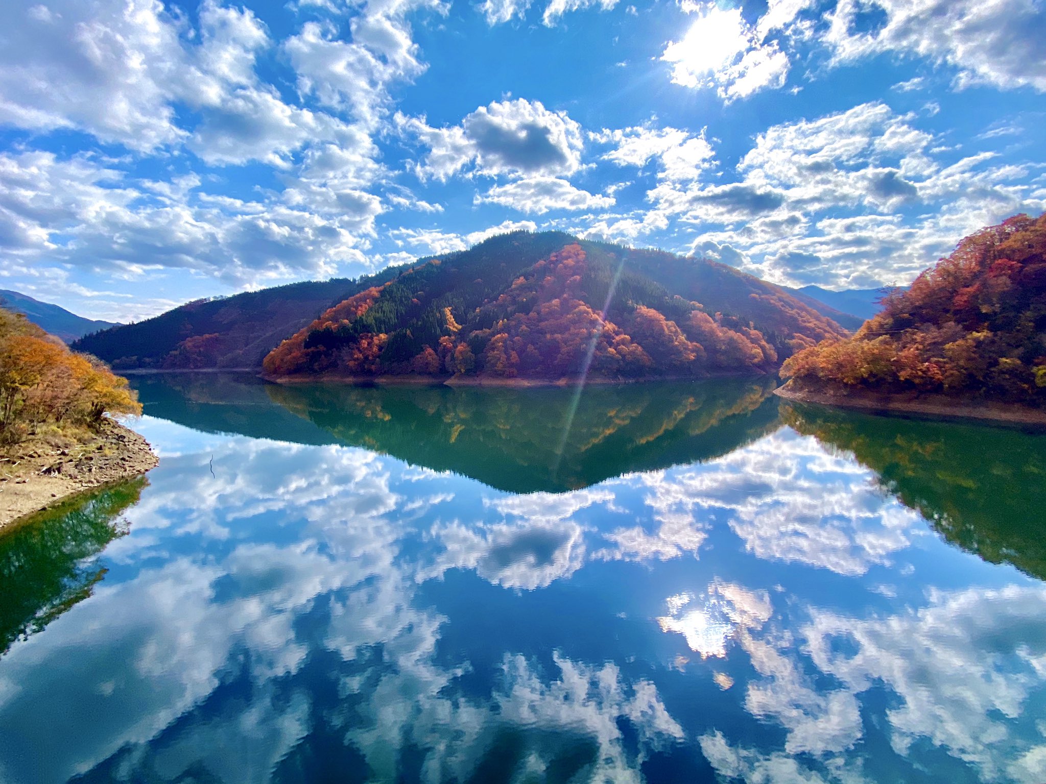 تويتر ゆや على تويتر 福井県の 九頭竜湖 の紅葉 が 素敵すぎて絶句 秋らしい哀愁と自然の力強さが織りなす絶景です 福井県 紅葉 観光 紅葉狩り 絶景 大自然 T Co 7gcmz0hqoo
