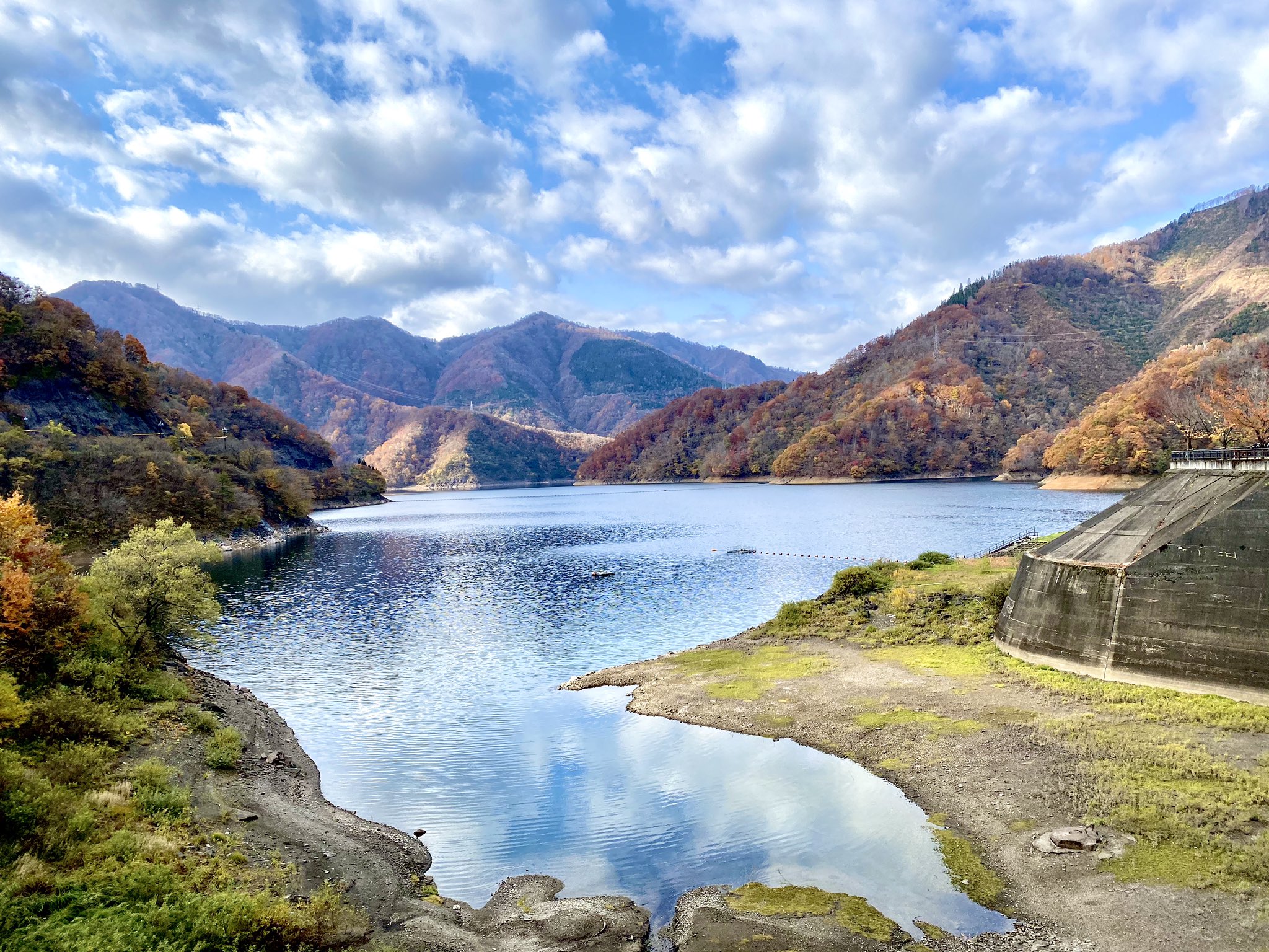 تويتر ゆや على تويتر 福井県の 九頭竜湖 の紅葉 が 素敵すぎて絶句 秋らしい哀愁と自然の力強さが織りなす絶景です 福井県 紅葉 観光 紅葉狩り 絶景 大自然 T Co 7gcmz0hqoo