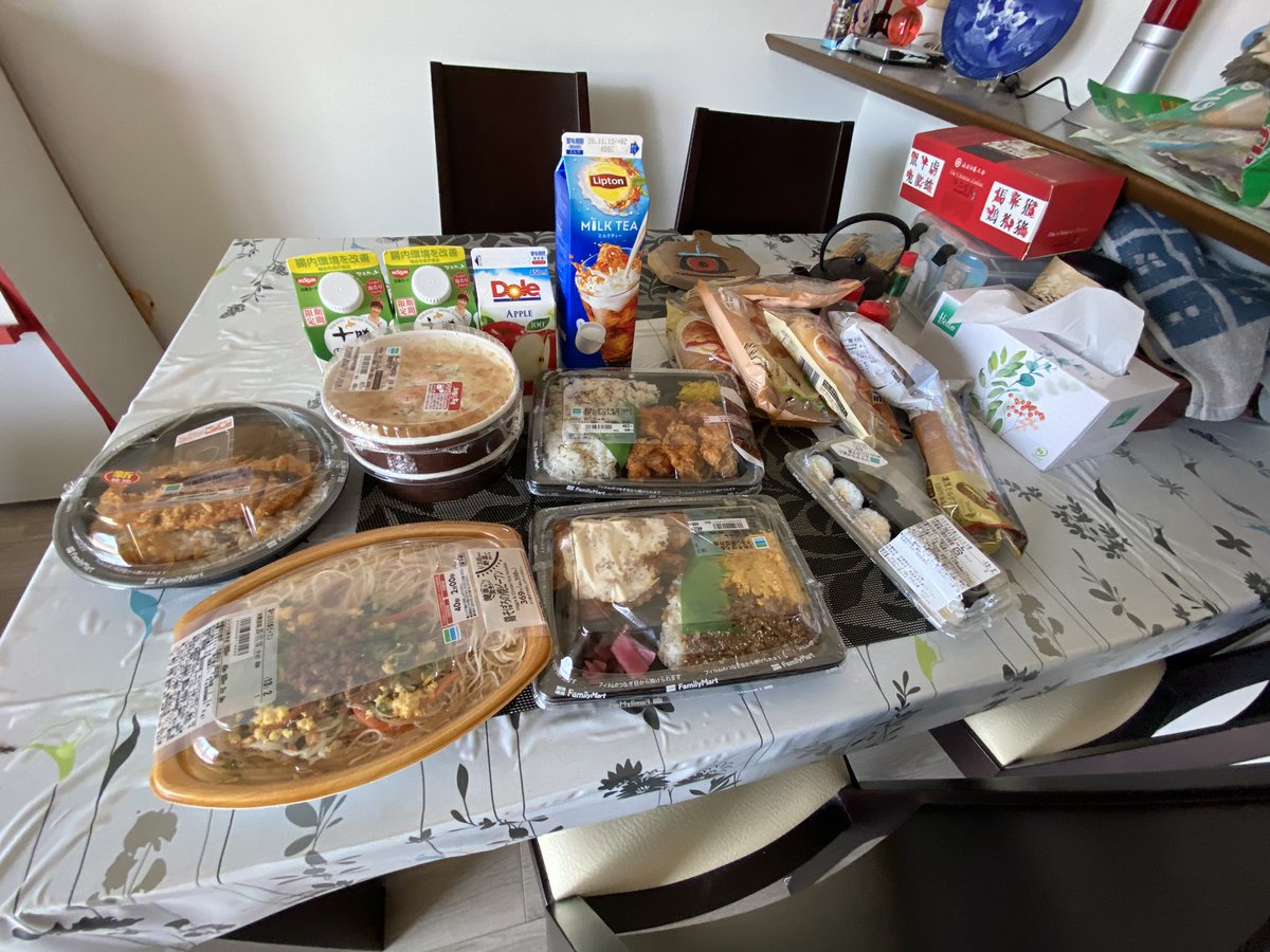 ps4ageage's tweet photo. 親がコンビニのオーナーだとこれら全部無料で好きな時に取りに行けるという特権 https://t.co/2X2r58xIFd