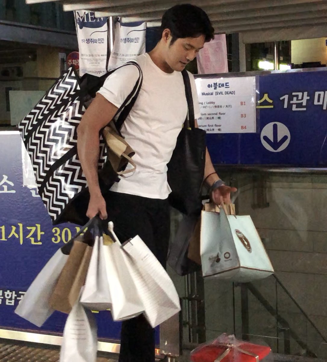 선물 정리는 쪼곰 못하는데 다들고 가는건 천재적임 왕잘해~~