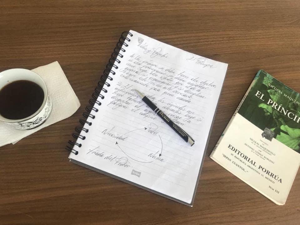 ElProfe_Floren's tweet photo. Un libro imprescindible es “El príncipe” de Nicolás Maquiavelo. Esta publicación no solo debe ser un libro de cabecera para estudiantes, sino también para aquellas personas que quieran saber las artes de un buen líder y su forma de relacionarse.

Excelente noche de #jueves https://t.co/TwhtX0VeUk