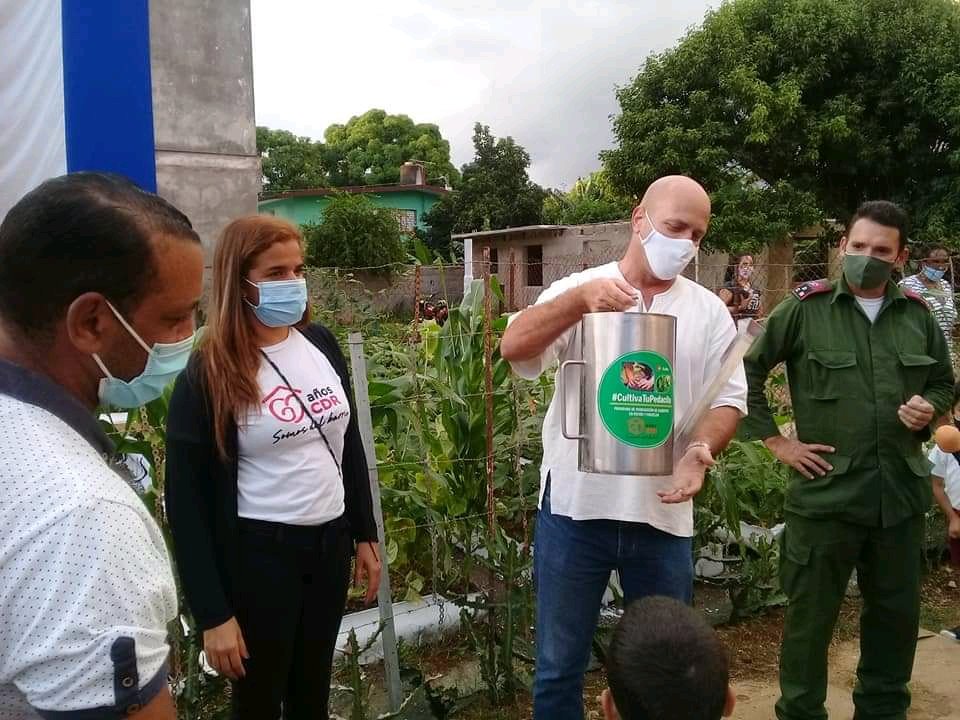 Con regaderas de diez litros de acero inoxidable los #CDRCuba estimularán en todo el país a vecinos que se destacan en el programa #CultivaTuPedacito.
#SomosDelBarrio #SomosCuba
