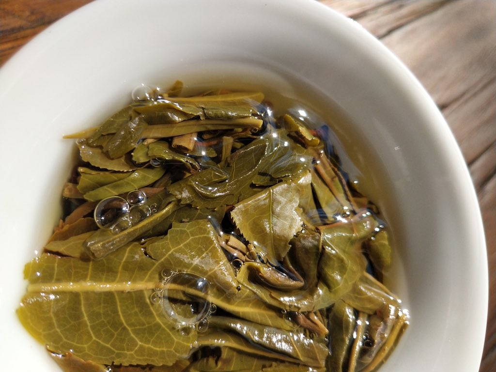 The early spring of 2020 “Nuowu-Bingdao”Ancient trees raw tea cake of 357g. characteristics: bud bright, velvet thick, high aroma, sweet and long. The soup is brightly and golden, usually can be brewed over 15 times. The tea is purely sweet and unique. The tea soup is delicate,