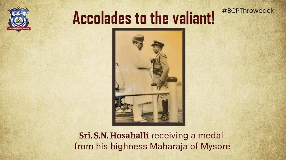 BlrCityPolice's tweet photo. Capturing the proud moment where Sri. S. N. Hosahalli, I.G.P Karnataka is being felicitated by the Mysore Maharaja. #PagesFromHistory #BCPThrowback https://t.co/QrC2YAjtOe