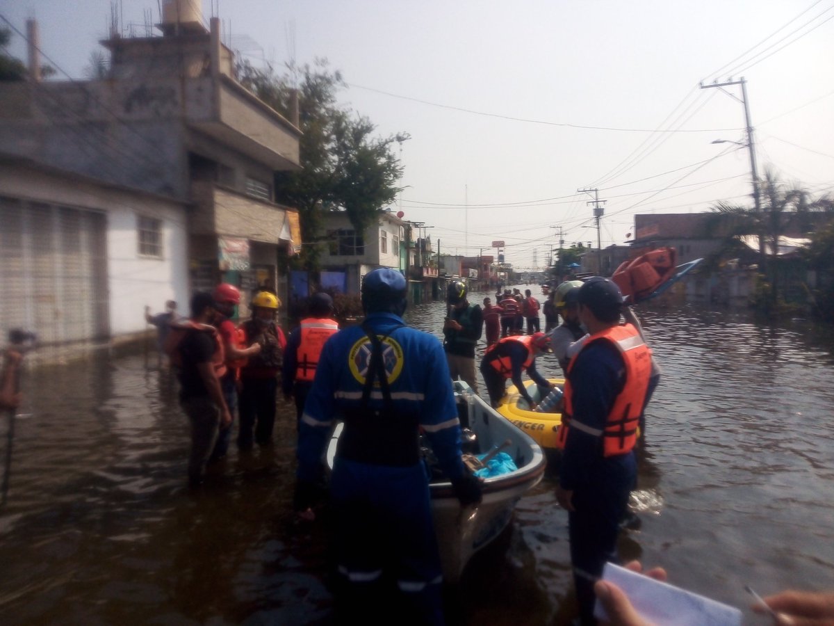 CentroCPCM's tweet photo. El día de hoy se estubo repartiendo víveres y agua potable a la ciudadanía de la Col.Armenia sector San José y Monal 3ra,a si como también se ayudó a un ciudadano a trasladar sus insumos a su vivienda.@EvaristoHdzCruz @OficialCentro @JARGPC https://t.co/1Q3vGkw8kn