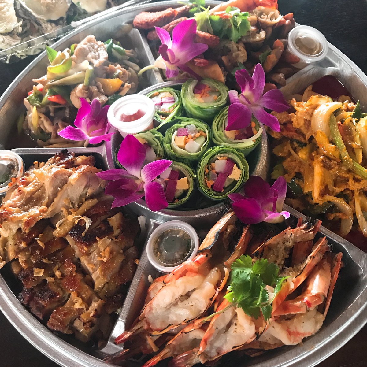 糸島タイ料理ドゥワンチャン 今年もオードブル受け付け致します オードブルプラス豚肉チャーハン付きです クリスマスや年末年始いつでも承っております 引き渡しお時間は11時 又は夕方の17時です 税込円です 真空パックも一緒にご希望の方