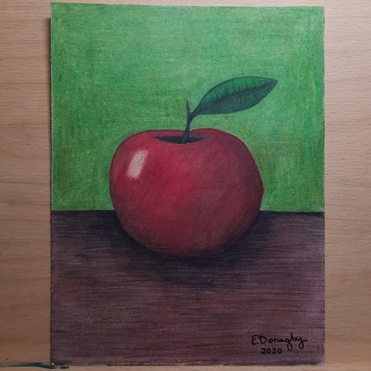 An apple for the teacher! 😁👍🍎 #art #artist #apple #fruit #colouredpencildrawing #polychromos #colouredpencils #polychromospencils #fabrianoartistico #polychromosfabercastell