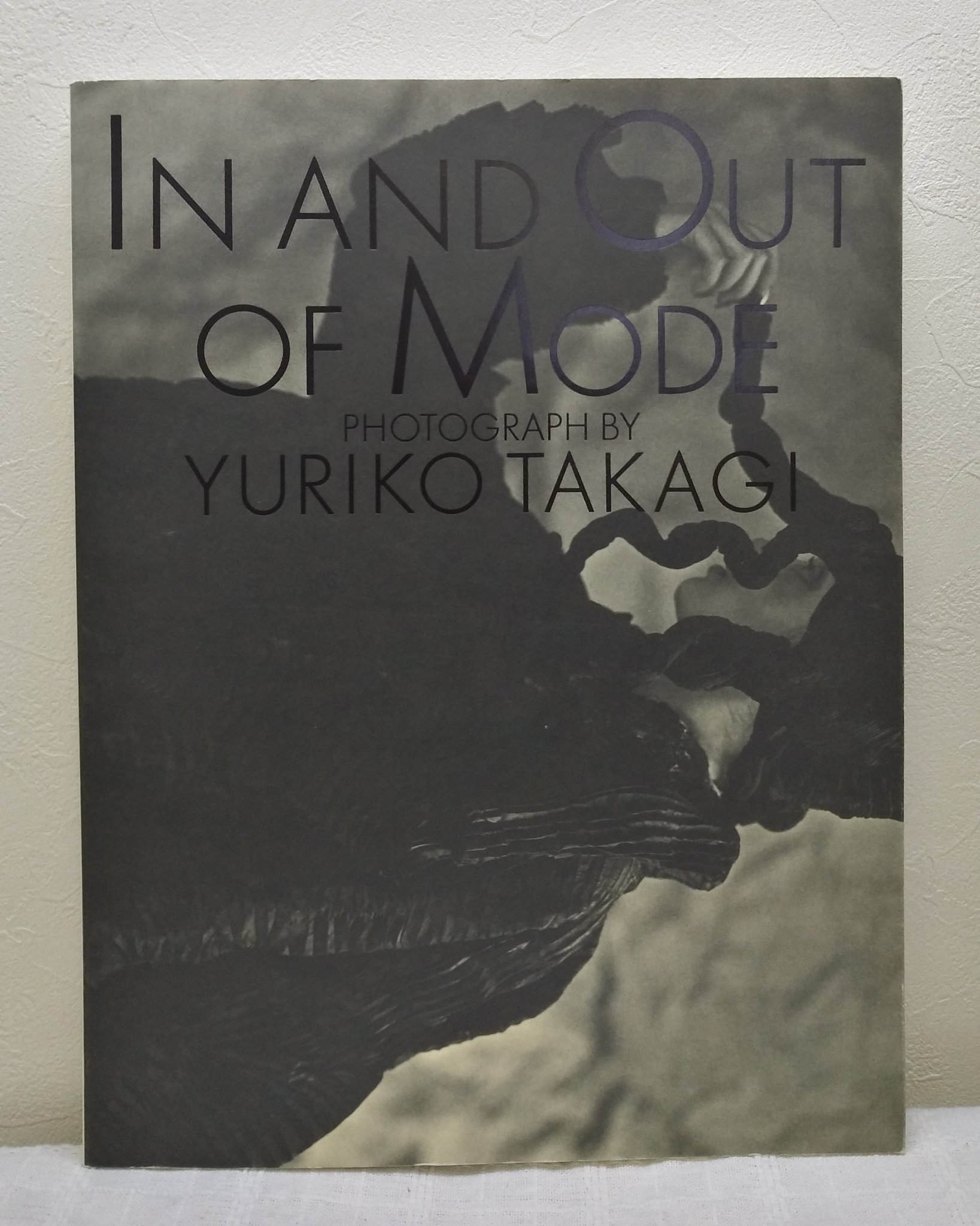 別倉庫からの配送】 高木由利子写真集 IN AND OUT OF MODE - 本