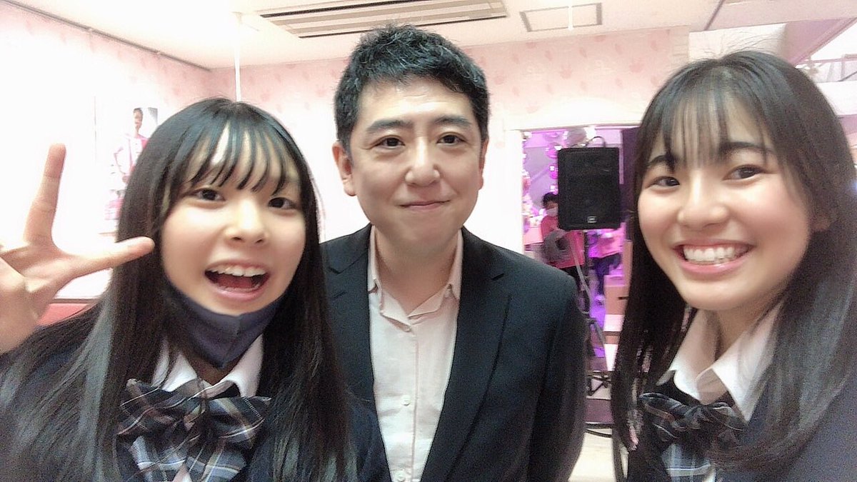 ひろ めがねまる 両脇の女子高生から 若さを吸収したのでしょうか 笑笑 ひろ めがねまる 両脇の女子高生から 若さを吸収したのでしょうか 笑笑