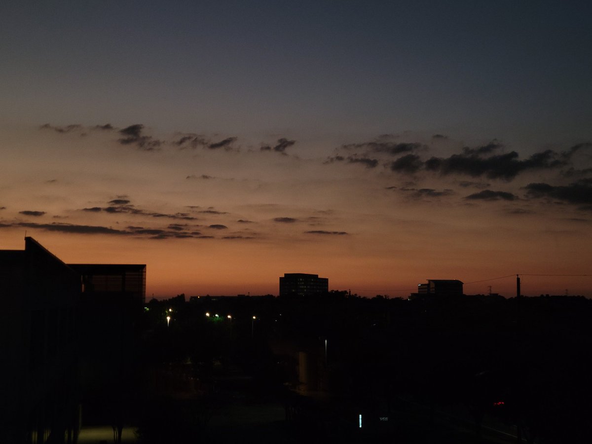 MeowMinYoongi93's tweet photo. @BTS_twt This is sunset here.. I wonder what your view is like... don't forget to get some sun Meow Meow 💜 https://t.co/qK8jtv2gLI
