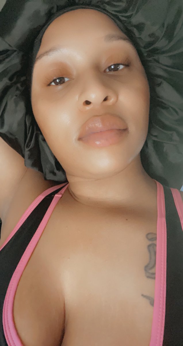 taixoxx's tweet photo. Do I look cute in my bonnet lol 🙂 #auntyvibes #naturalwoman #smoothface #BedHead https://t.co/P78BLymNUb
