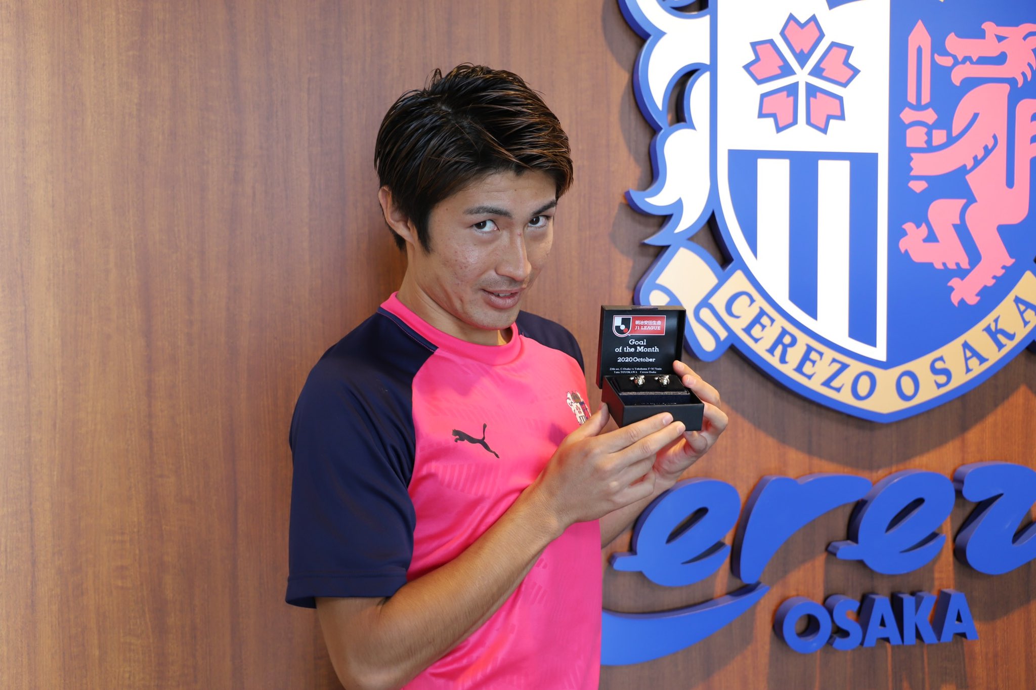 セレッソ大阪オフィシャル リリース用の写真撮影時の らしい オフショットです 豊川選手 改めて月間ベストゴールおめでとうございます 豊川雄太 まだまだ見たい 熱いゴールと 豪快なパフォーマンス Cerezo セレッソ大阪 Sakuraspectacle