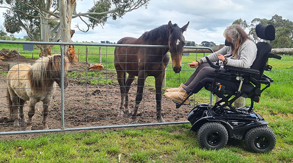 MagicMobility's tweet image. This #FeelGoodFriday, we're sharing Sheree's first day of testing her new #ExtremeX8 on her property and visiting her Australian Stock #Horse.  With the #X8, Sheree has absolutely no issues getting up close to her horse and other rescued mini ponies. #Becausetheworldsnotflat