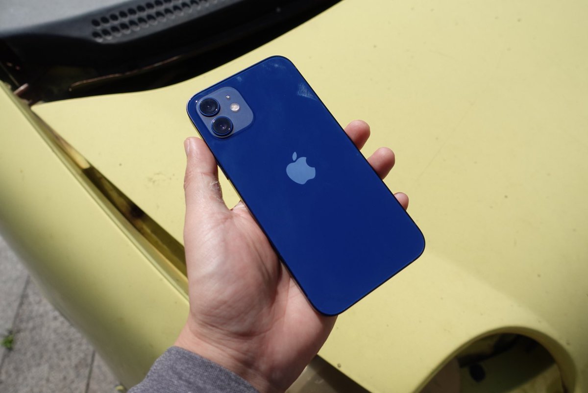 Vanthic's tweet photo. 知蓝而上
太阳底下的两个不同角度发色仅供参考
#iPhone12blue https://t.co/kG47MWNdvL