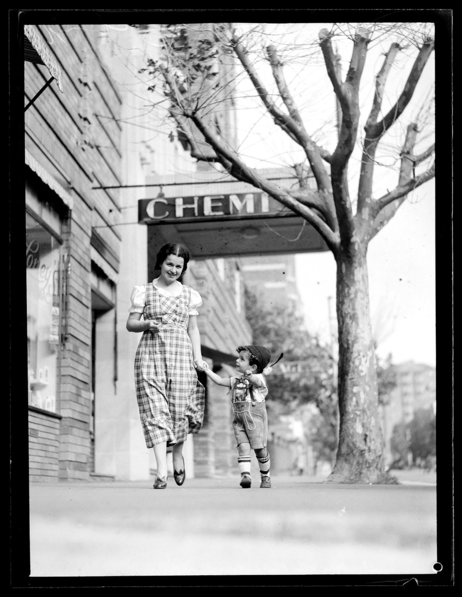 statelibrarynsw's tweet photo. #DidYouKnow that #KingsCross was once described as 'Australia’s Little Paris’? These fabulous #FlashbackFriday images were featured in #PixMagazine in 1940.
See more: https://t.co/XfDcek67Dc
Read the story via @trove: https://t.co/YuC5HxYvWn https://t.co/RaB7923cWQ